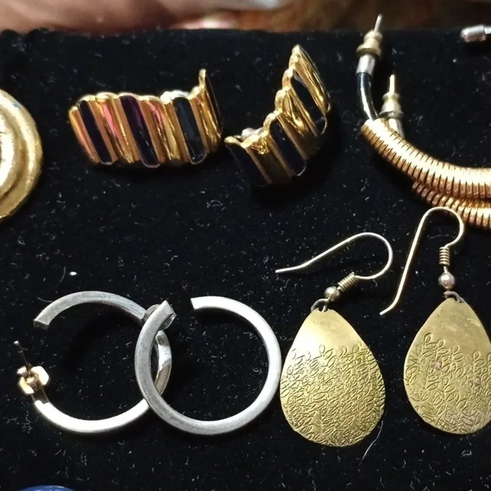 Lot of 15 pair of nice vintage costume earrings and modern earrings (E001)
